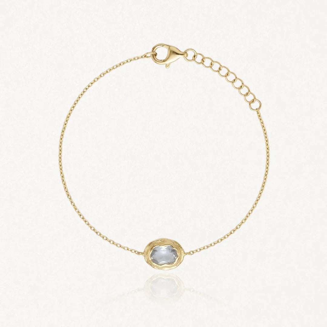 Bracelet KENDALL fin en acier inoxydable doré avec une pierre centrale ovale claire sur une chaîne à maillons fins