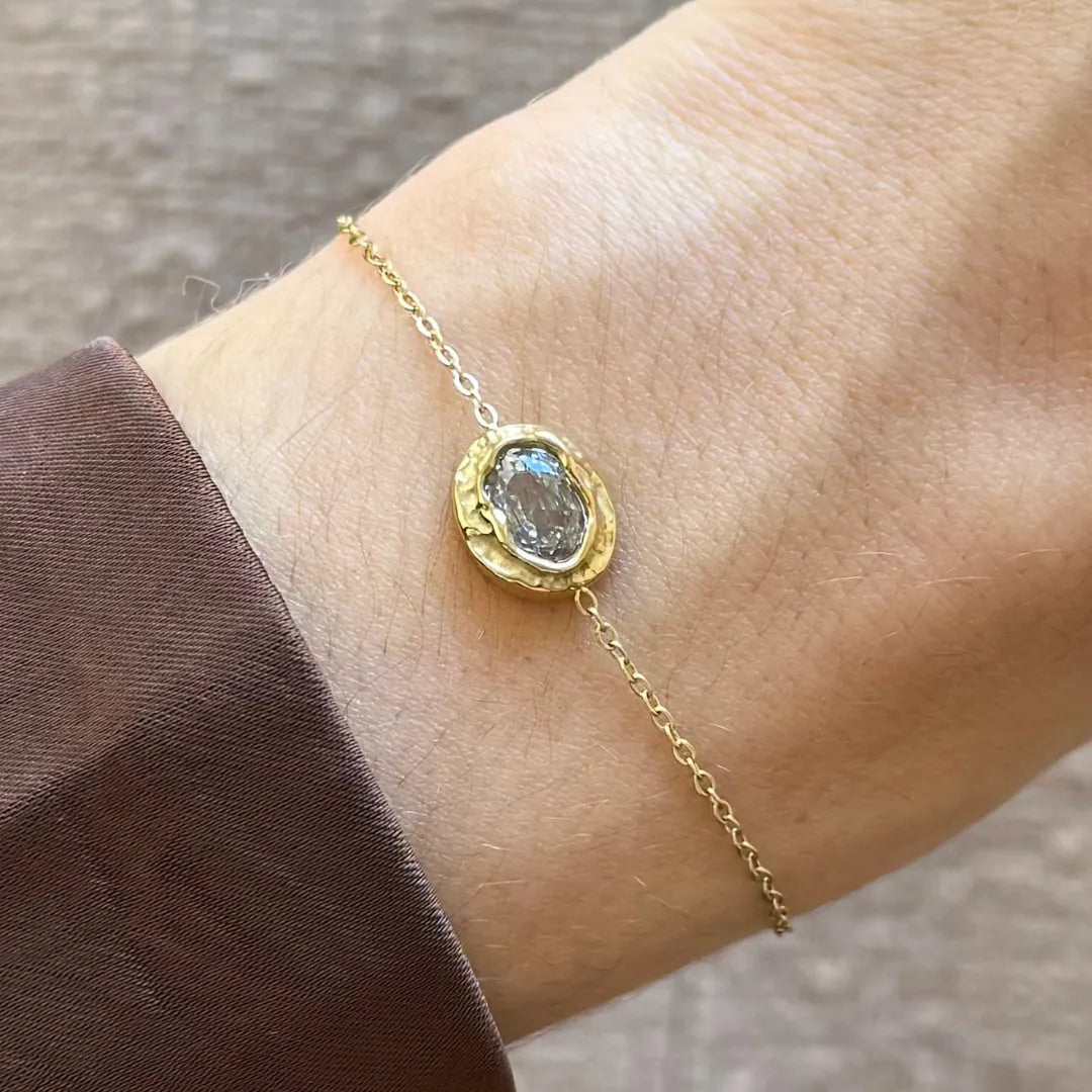 Bracelet Kendall en acier inoxydable doré avec un motif central ovale texturé et un strass en zirconium