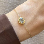 Bracelet Kendall en acier inoxydable doré avec un motif central ovale texturé et un strass en zirconium