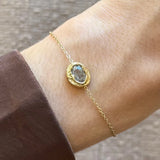 Bracelet Kendall en acier inoxydable doré avec un motif central ovale texturé et un strass en zirconium