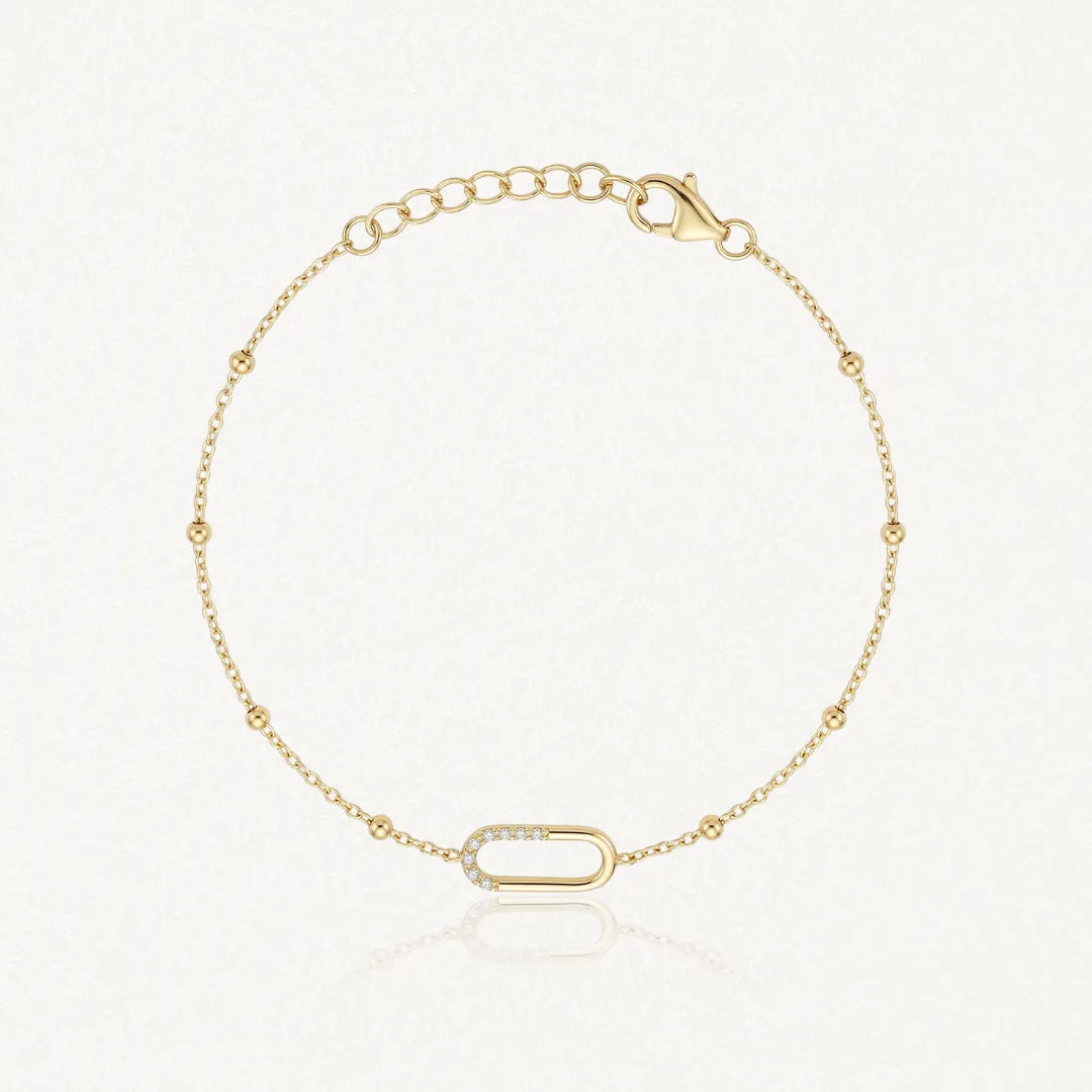 Bracelet Kylie en acier inoxydable doré avec une fine chaîne à billes et un maillon ovale orné de petits zircons