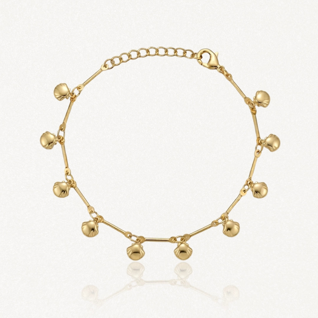 Bracelet doré composé de maillons et de 12 pendentifs en forme de coquillages, sur un fond blanc.