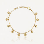 Bracelet doré composé de maillons et de 12 pendentifs en forme de coquillages, sur un fond blanc.