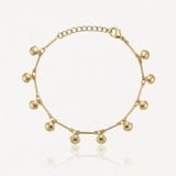 Bracelet doré composé de maillons et de 12 pendentifs en forme de coquillages, sur un fond blanc.
