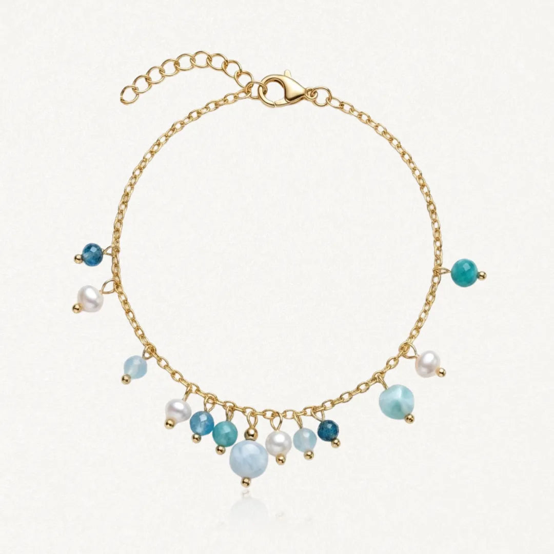 Bracelet en acier inoxydable doré avec des breloques de perles d'eau douce blanches et d'amazonite bleu-vert.