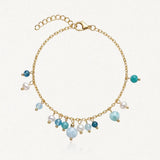 Bracelet en acier inoxydable doré avec des breloques de perles d'eau douce blanches et d'amazonite bleu-vert.