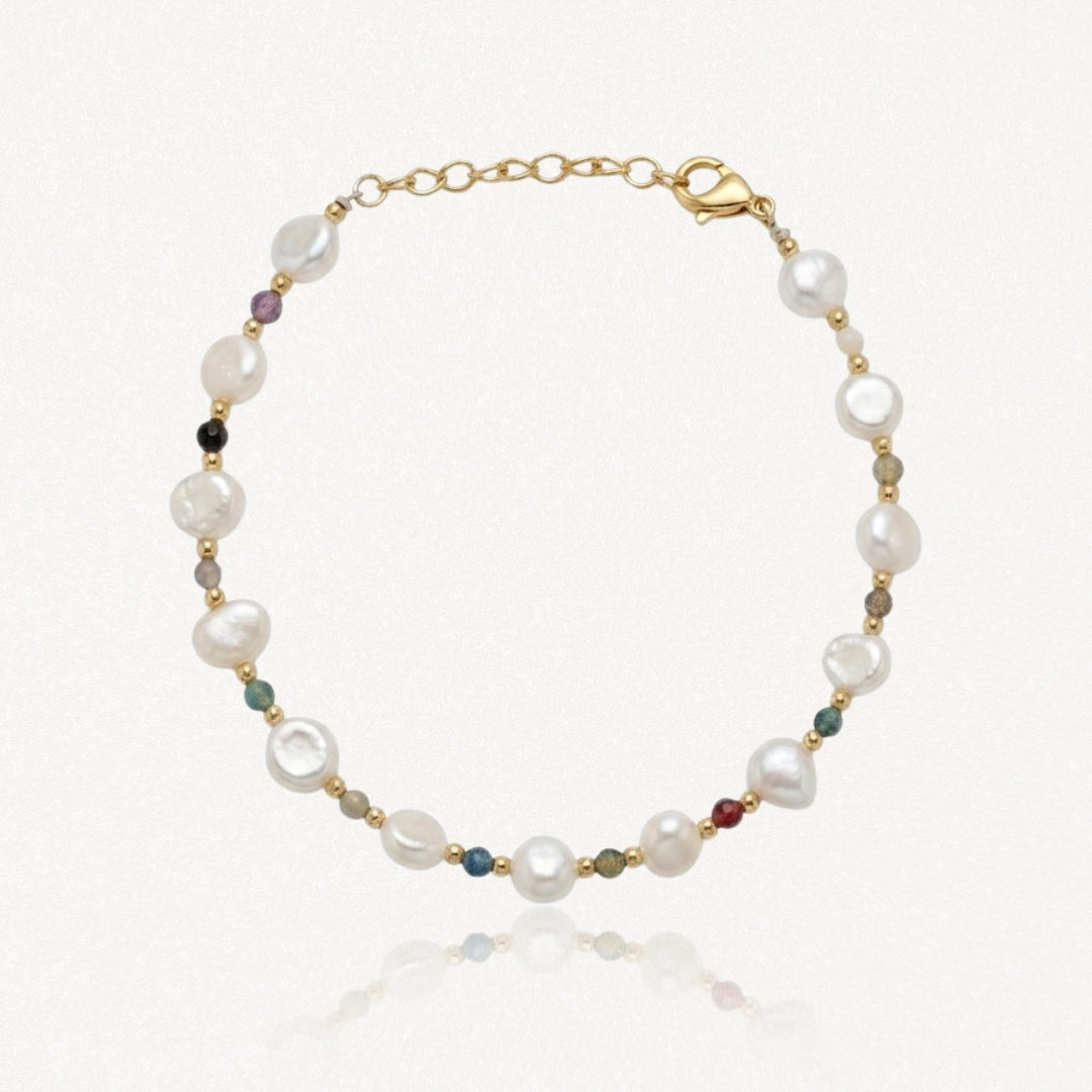 Bracelet de perles baroques blanches irrégulières et petites pierres colorées, avec des perles dorées et un fermoir doré, sur