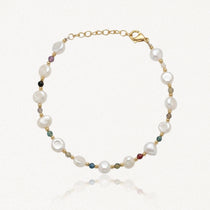 Bracelet de perles baroques blanches irrégulières et petites pierres colorées, avec des perles dorées et un fermoir doré, sur