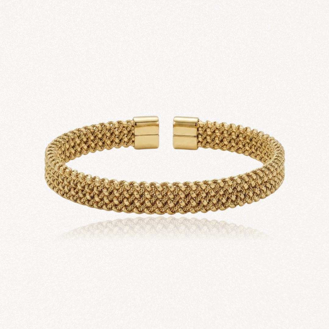 Bracelet jonc ouvert en maille dorée, avec embouts lisses et brillants.