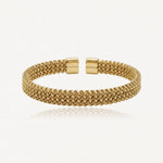 Bracelet jonc ouvert en maille dorée, avec embouts lisses et brillants.