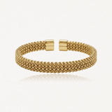 Bracelet jonc ouvert en maille dorée, avec embouts lisses et brillants.