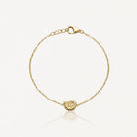 Bracelet en acier inoxydable doré, orné d'un charm ammonite spirale texturé, avec fermoir mousqueton.