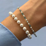 Bracelet de perles blanches et acier inoxydable doré, avec un second bracelet de perles, pierres naturelles et acier