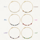 Six bracelets Blair en acier inoxydable doré avec des strass en zirconium de différentes couleurs disposés en ligne