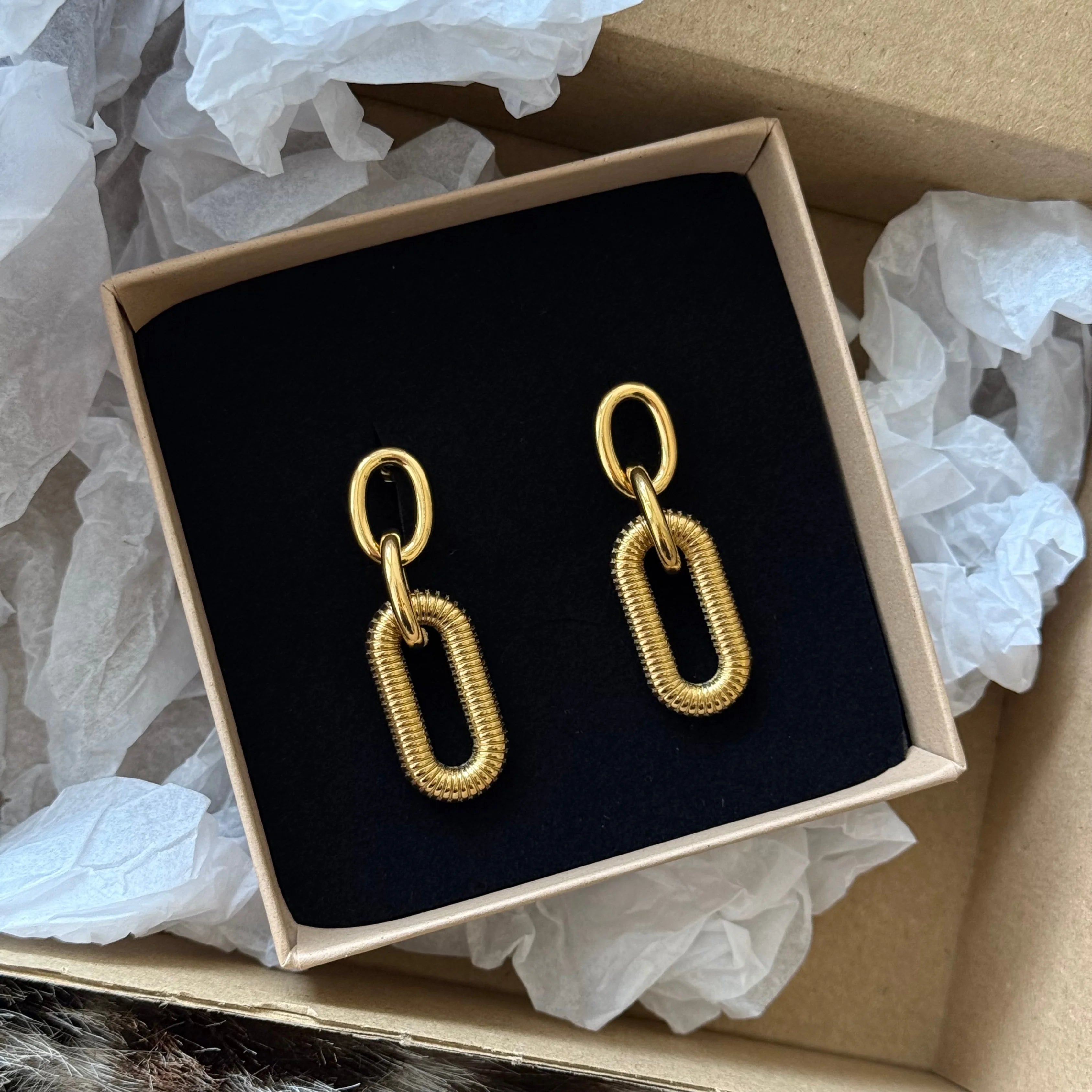Paire de boucles d'oreilles maillons présentée dans son écrin cadeau MAISON DE L'AMOUR, idée cadeau femme.