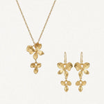 Collier et boucles d'oreilles en acier inoxydable doré. Le pendentif et les boucles se composent de fleurs stylisées