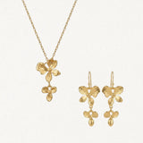 Collier et boucles d'oreilles en acier inoxydable doré. Le pendentif et les boucles se composent de fleurs stylisées