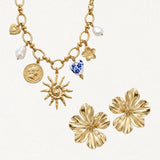 Collier en acier inoxydable doré à charms cœur, soleil, pièce et cœur fleuri bleu, avec des perles. Deux boucles d'oreilles