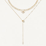 Composition de colliers en acier inoxydable doré: ras-le-cou triple chaîne avec perles irrégulières et collier en Y perlé.