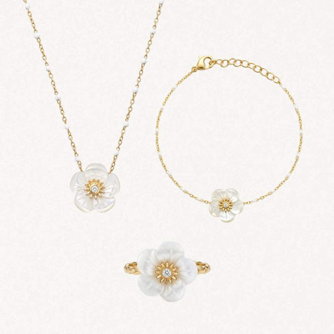 Coffret de bijoux en acier inoxydable doré. Collier, bracelet et bague à fleurs de nacre blanche, strass zircon. Chaînes à
