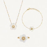 Coffret de bijoux en acier inoxydable doré. Collier, bracelet et bague à fleurs de nacre blanche, strass zircon. Chaînes à