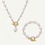Collier et bracelet assortis en perles baroques blanches et acier inoxydable doré, avec fermoirs toggle texturés.