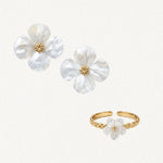 Coffret bijoux avec boucles d'oreilles FLORINA : en acier inoxydable doré, à fleurs de nacre.