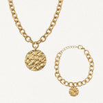Coffret Gabriela : collier et bracelet en acier inoxydable doré à maillons, chacun avec un pendentif rond martelé.