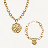 Coffret Gabriela : collier et bracelet en acier inoxydable doré à maillons, chacun avec un pendentif rond martelé.