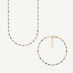 Collier et bracelet assortis, en acier inoxydable doré, perles blanches et pierres naturelles d'apatite bleues-vertes.