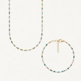 Collier et bracelet assortis, en acier inoxydable doré, perles blanches et pierres naturelles d'apatite bleues-vertes.
