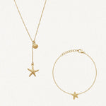 Collier et bracelet en acier inoxydable doré. Le collier a un pendentif coquillage et une étoile de mer, le bracelet une