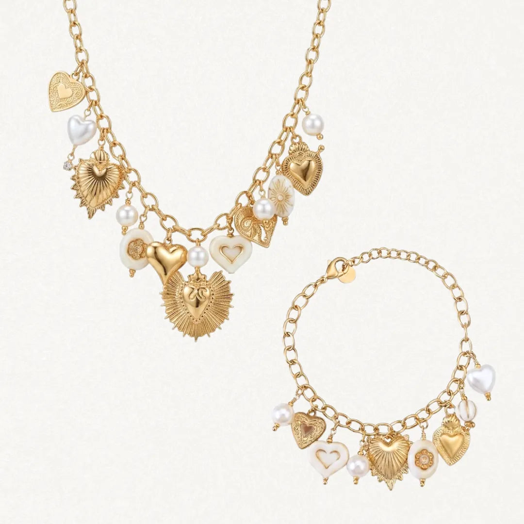 Coffret Paolina compose d'un collier et d'un bracelet en acier inoxydable dore a breloques cœurs et perles blanches