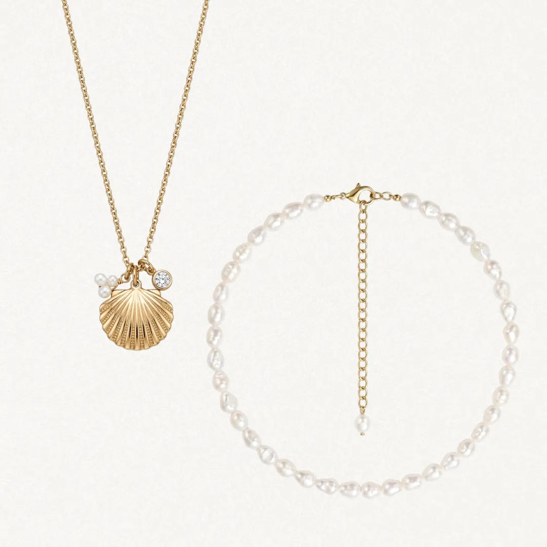 Duo de colliers : un en acier inoxydable doré, pendentif coquillage et perles d'eau douce; l'autre collier en perles d'eau