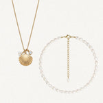 Duo de colliers : un en acier inoxydable doré, pendentif coquillage et perles d'eau douce; l'autre collier en perles d'eau
