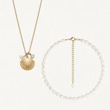Duo de colliers : un en acier inoxydable doré, pendentif coquillage et perles d'eau douce; l'autre collier en perles d'eau