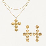 Collier double chaîne perlée et pendentif croix martelée, avec boucles d'oreilles pendantes assorties, tout en acier