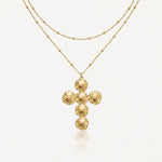 Collier double chaîne en acier inoxydable doré avec pendentif croix martelée en 5 boules.