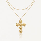 Collier double chaîne en acier inoxydable doré avec pendentif croix martelée en 5 boules.