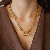 Collier Alice en acier inoxydable doré avec une chaîne à maillons ronds et un fermoir en T sur le devant
