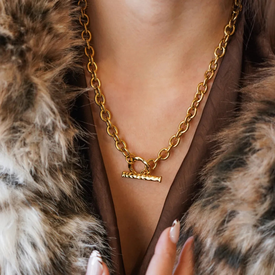 Collier Alice en acier inoxydable doré avec une chaîne à maillons ovales et un fermoir en T texturé