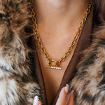 Collier Alice en acier inoxydable doré avec une chaîne à maillons ovales et un fermoir en T texturé
