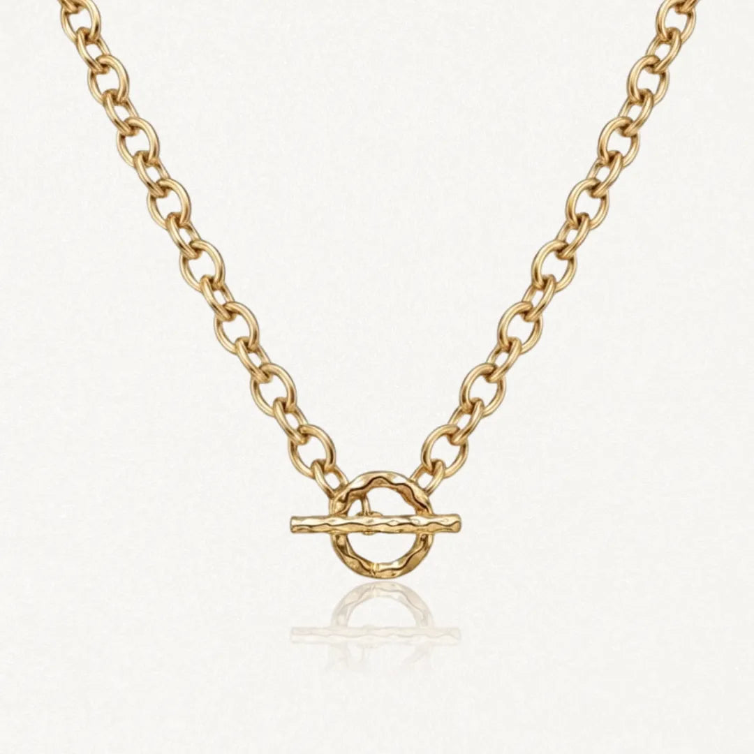 Collier Alice en acier inoxydable doré avec une chaîne à maillons ronds et un fermoir toggle texturé