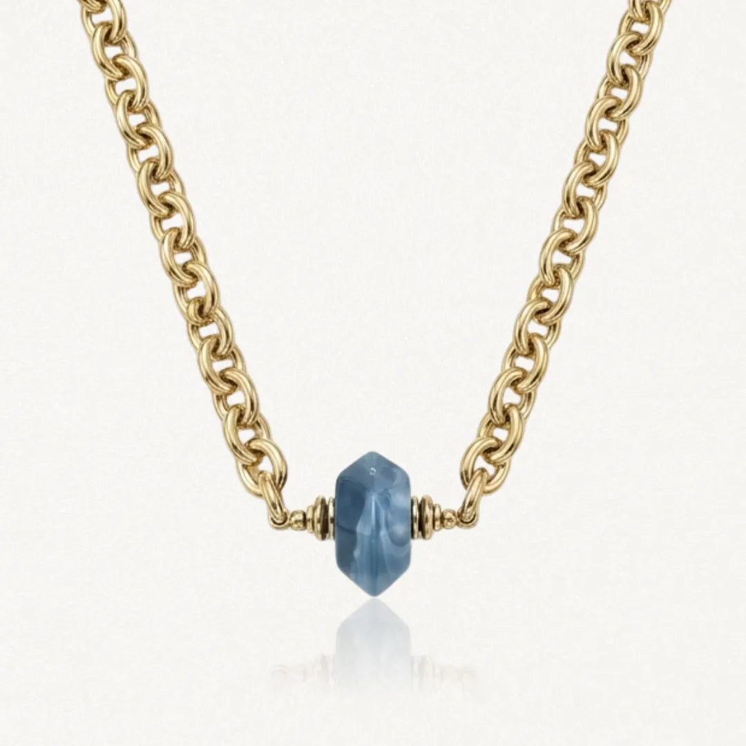 Collier en acier inoxydable doré à maille épaisse, avec pendentif hexagonal bleu en acétate.