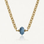 Collier en acier inoxydable doré à maille épaisse, avec pendentif hexagonal bleu en acétate.