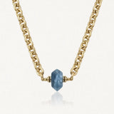 Collier en acier inoxydable doré à maille épaisse, avec pendentif hexagonal bleu en acétate.