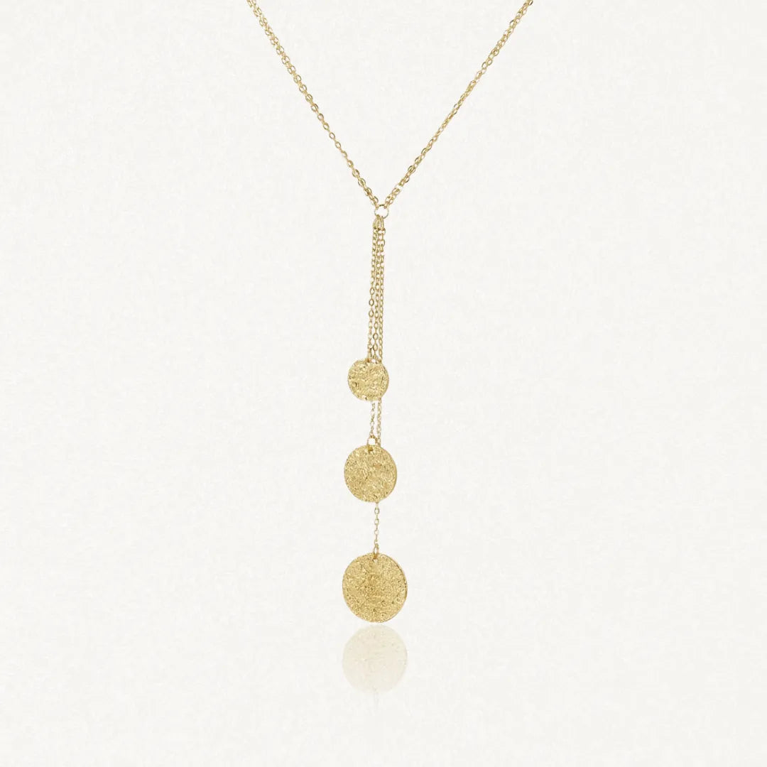 Collier en Y en acier inoxydable doré avec 3 pendentifs ronds martelés, suspendus verticalement.
