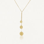 Collier en Y en acier inoxydable doré avec 3 pendentifs ronds martelés, suspendus verticalement.