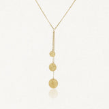 Collier en Y en acier inoxydable doré avec 3 pendentifs ronds martelés, suspendus verticalement.