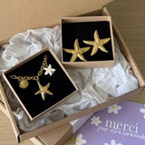 Collier en acier inoxydable doré: bracelet avec étoile de mer, coquillage et fleur de nacre, boucles d'oreilles étoile.